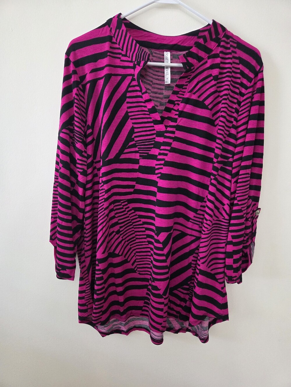 Dear Scarlett Vibrant Magenta & Black Patterned V-Neck Tunic-Size 2X